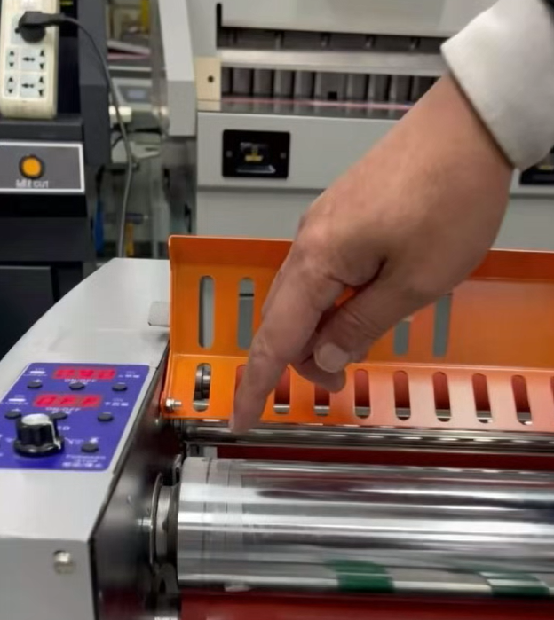 Have you ever met adhesive bleeding during printing and die-cutting when using hot melt freezer adhesive label stocks? Hope this article can help you understand the differences between hot melt adhesive and water-based acrylic adhesive and choose suitable label materials.
